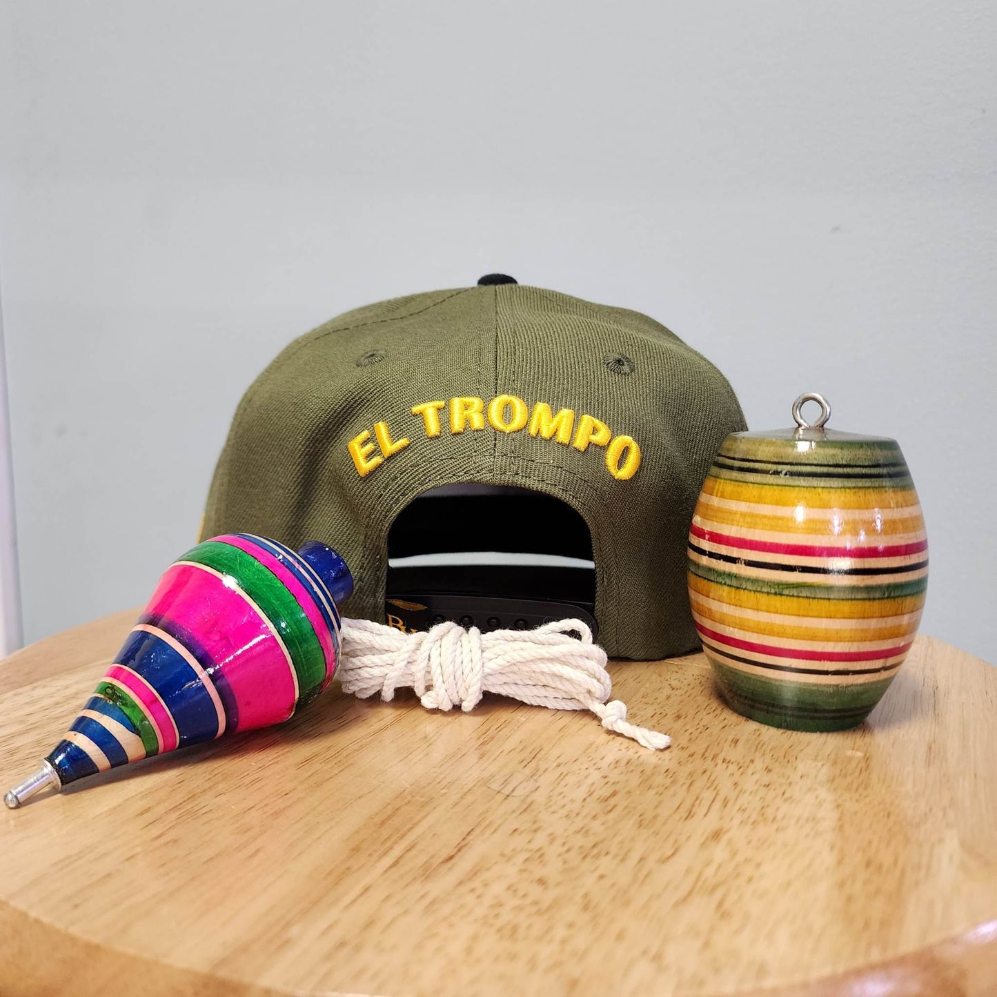 set de gorra con trompo y balero.