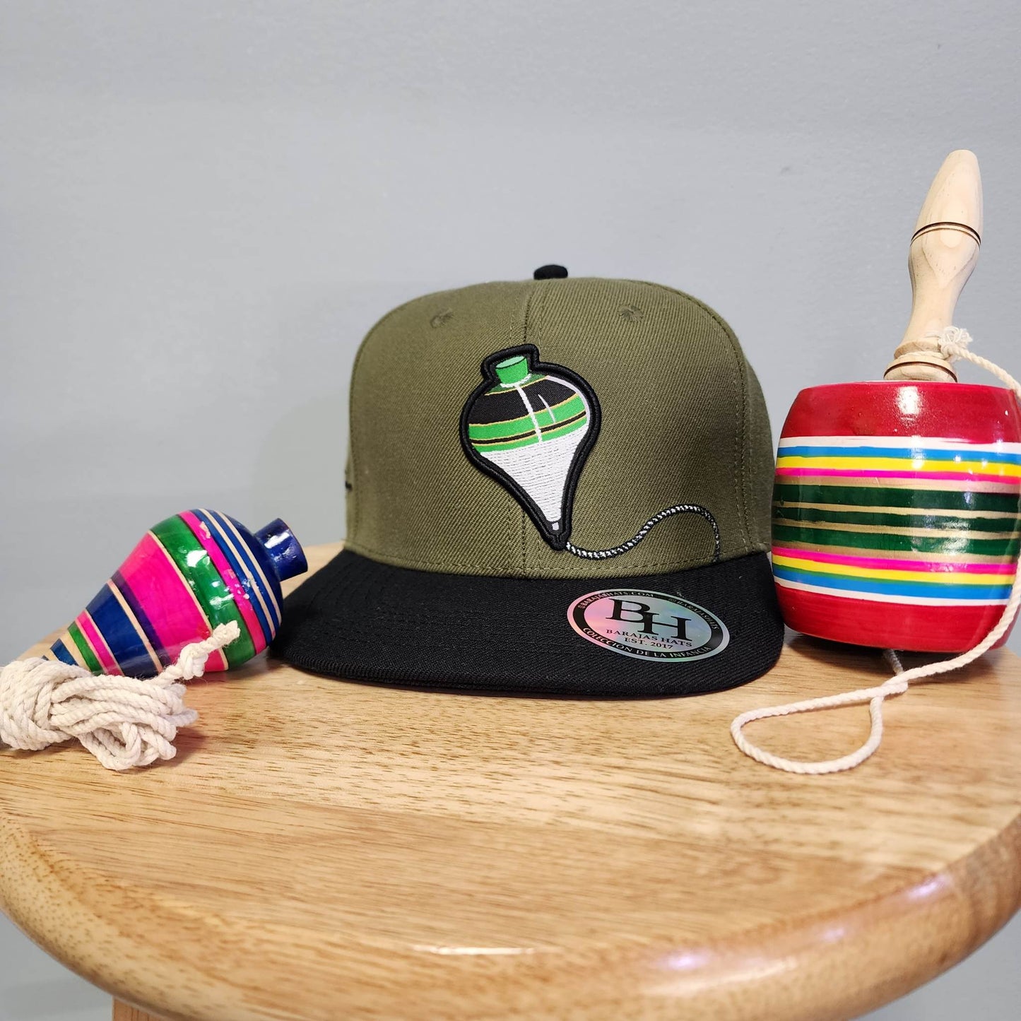 set de gorra con trompo y balero.