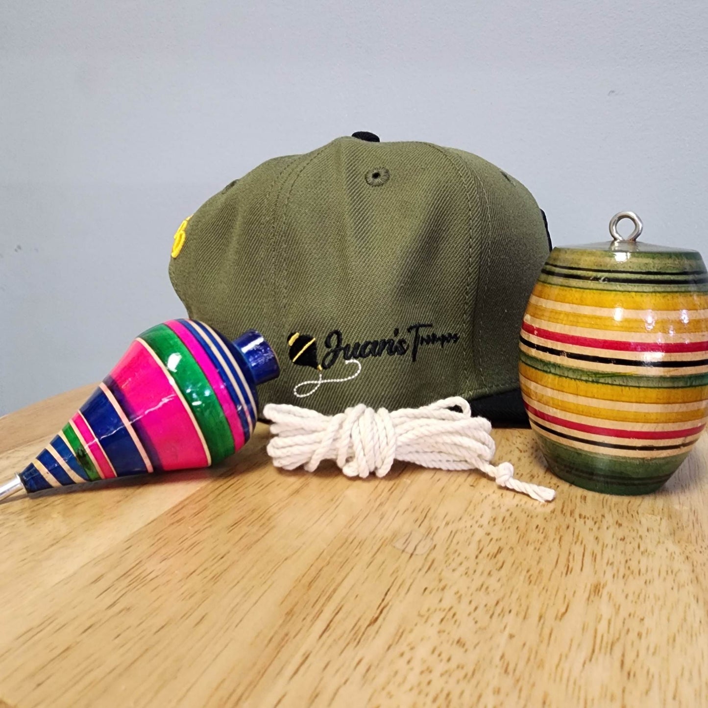 set de gorra con trompo y balero.